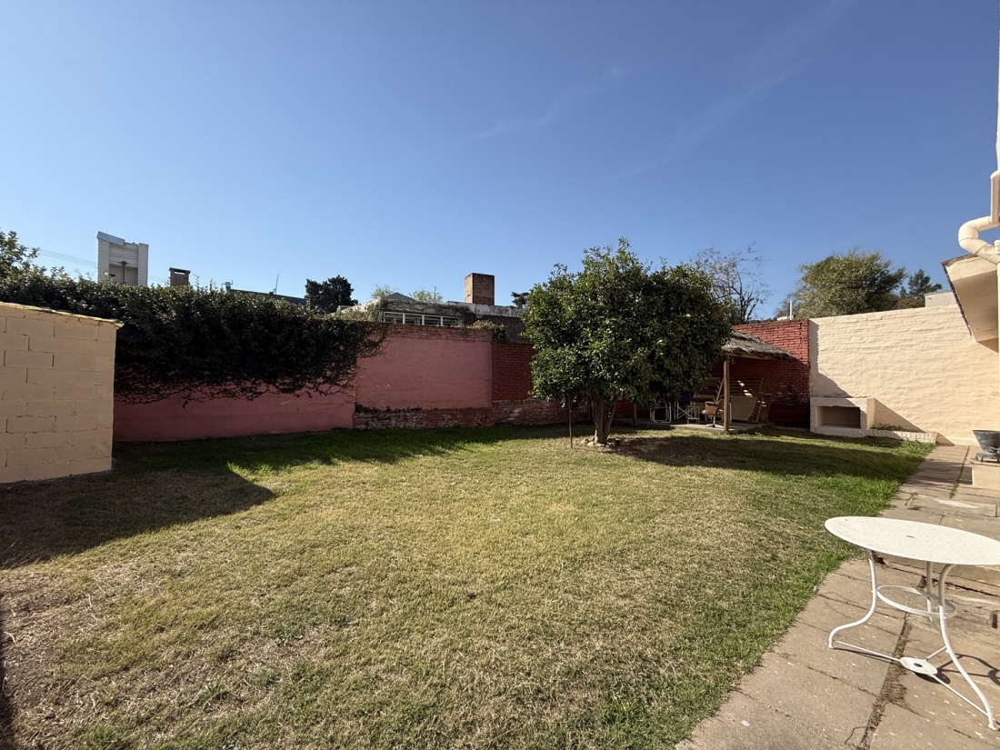 CASA EN VENTA 5 DORMITORIOS ARGUELLO LASALLE